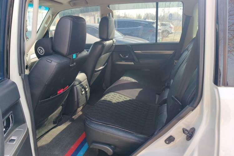 Used Mitsubishi Pajero 2015 3.0L Automatic Elite Plus Version China V Standard Left Rear Seat