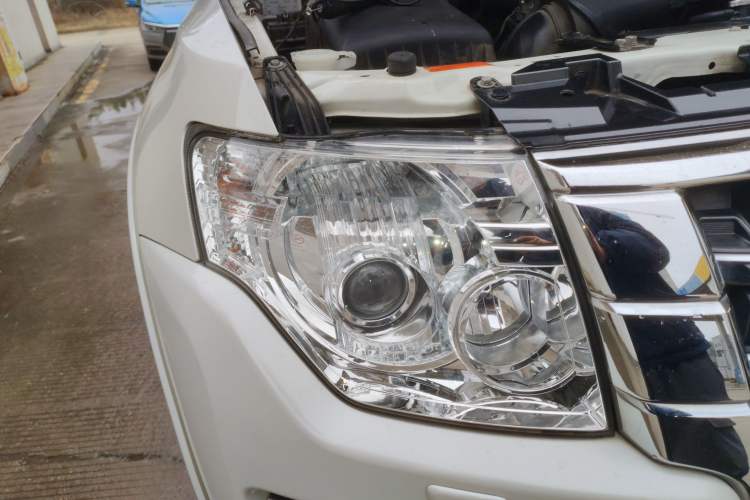 Used Mitsubishi Pajero 2015 3.0L Automatic Elite Overdrive Version China IV Standard Right Front Headlight