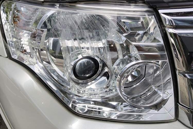 Used Mitsubishi Pajero 2015 3.0L Automatic Luxury Version China V Standard Right Front Headlight