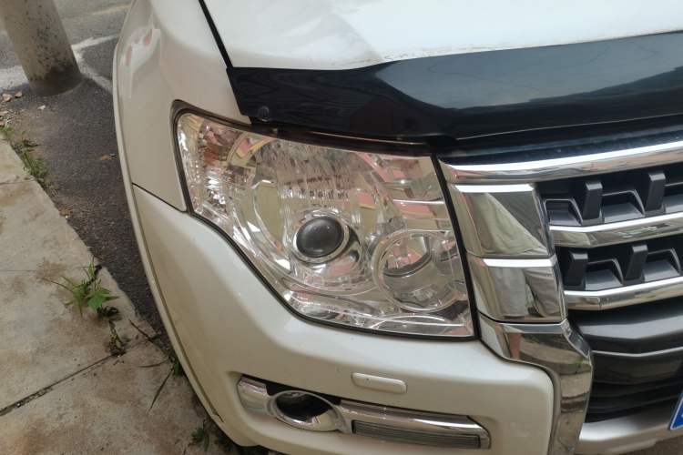 Used Mitsubishi Pajero 2015 3.0L Automatic Elite Overdrive Version China IV Standard Right Front Headlight