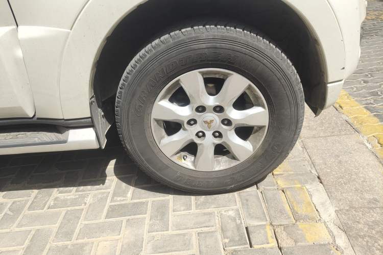Used Mitsubishi Pajero 2015 3.0L Automatic Elite Edition China IV Standard Right Front Wheel Hub