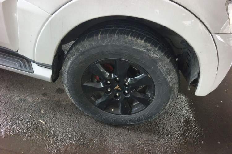 Used Mitsubishi Pajero 2015 3.0L Automatic Elite Overdrive Version China IV Standard Right Front Wheel Hub