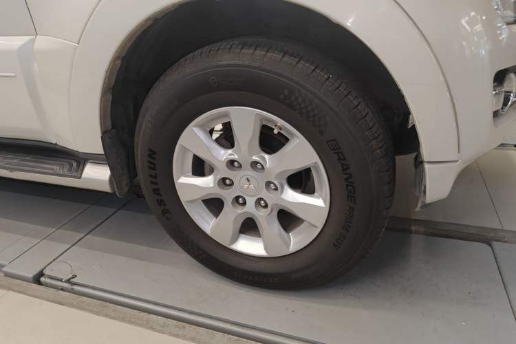 Used Mitsubishi Pajero 2015 3.0L Automatic Elite Edition China V Standard Right Front Wheel Hub