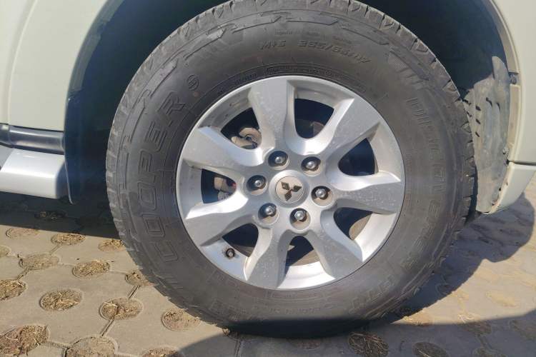Used Mitsubishi Pajero 2015 3.0L Automatic Elite Plus Version China V Standard Right Front Wheel Hub