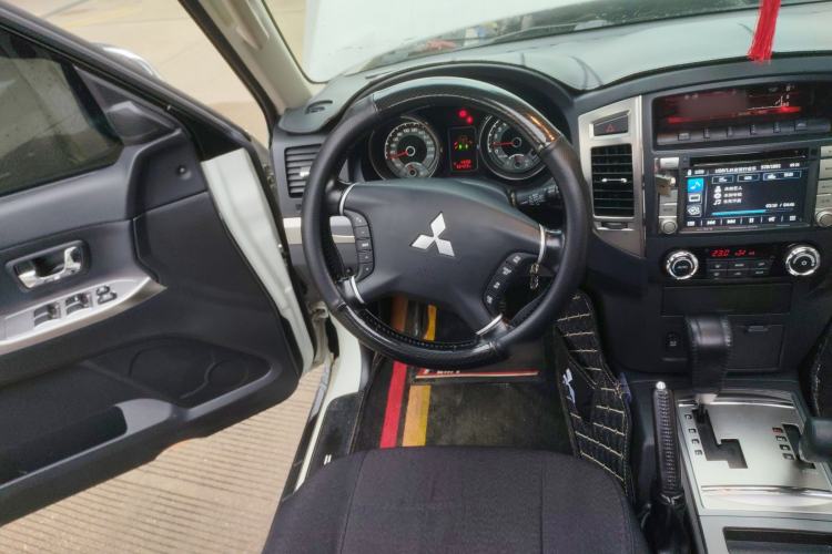Used Mitsubishi Pajero 2015 3.0L Automatic Elite Overdrive Version China IV Standard Steering Wheel