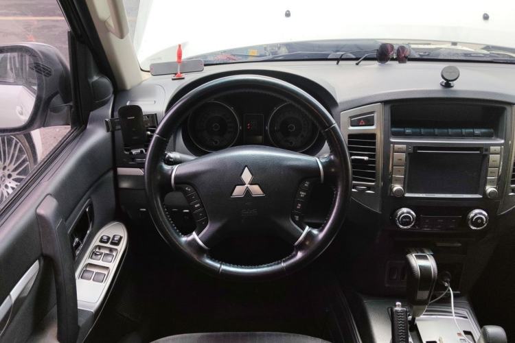 Used Mitsubishi Pajero 2015 3.0L Automatic Luxury Version China V Standard Steering Wheel