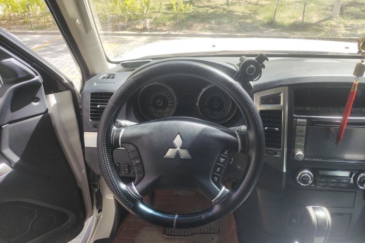 Used Mitsubishi Pajero 2015 3.0L Automatic Elite Edition China IV Standard Steering Wheel
