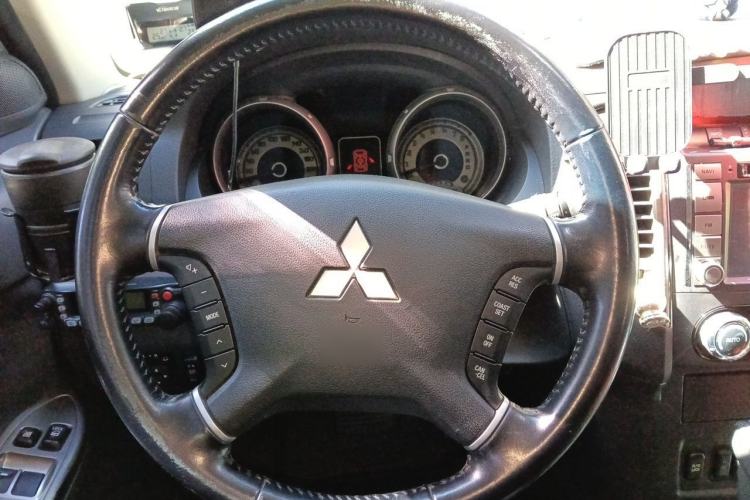 Used Mitsubishi Pajero 2015 3.0L Automatic Elite Plus Version China V Standard Steering Wheel