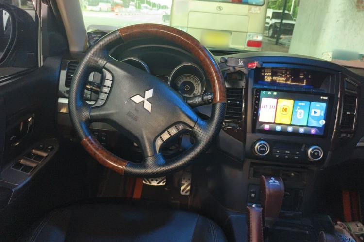 Used Mitsubishi Pajero 2015 3.0L Automatic Elite Overdrive Version China IV Standard Steering Wheel