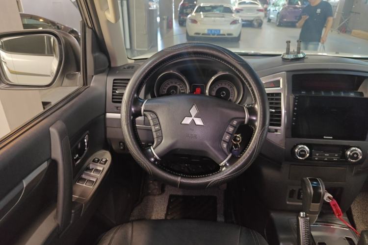 Used Mitsubishi Pajero 2015 3.0L Automatic Elite Edition China V Standard Steering Wheel