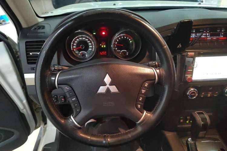 Used Mitsubishi Pajero 2015 3.0L Automatic Elite Plus Version China V Standard Steering Wheel