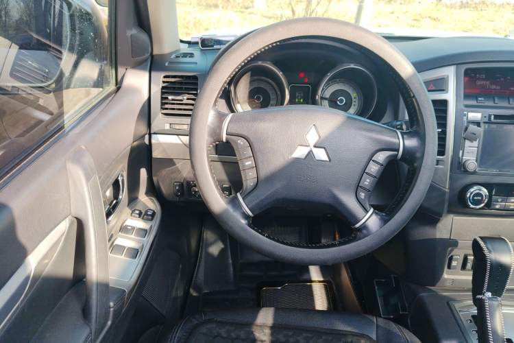 Used Mitsubishi Pajero 2015 3.0L Automatic Elite Plus Version China V Standard Steering Wheel