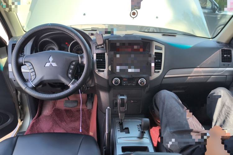 Used Mitsubishi Pajero 2015 3.0L Automatic Luxury Version China V Standard Center Console