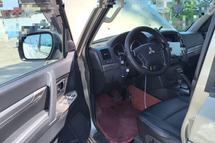 Used Mitsubishi Pajero 2015 3.0L Automatic Luxury Version China V Standard Driver Seat