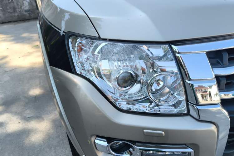 Used Mitsubishi Pajero 2015 3.0L Automatic Luxury Version China V Standard Right Front Headlight