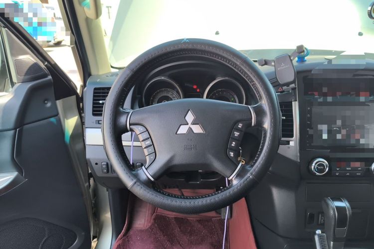 Used Mitsubishi Pajero 2015 3.0L Automatic Luxury Version China V Standard Steering Wheel