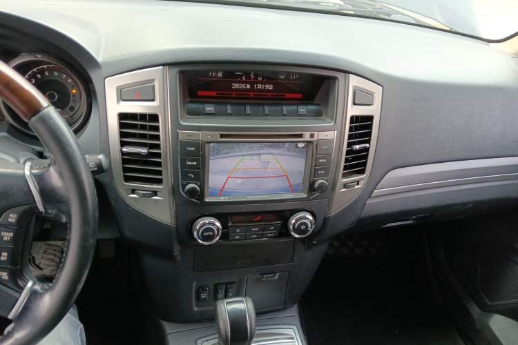 Used Mitsubishi Pajero 2016 3.0L Automatic Prestige Version China IV Standard Audio And AC Panel