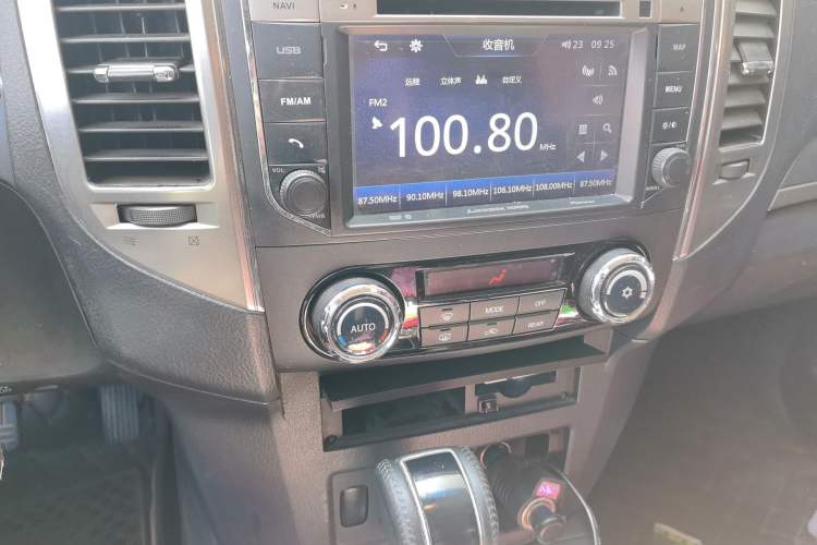 Used Mitsubishi Pajero 2016 3.0L Automatic Standard Version China V Standard Audio And AC Panel