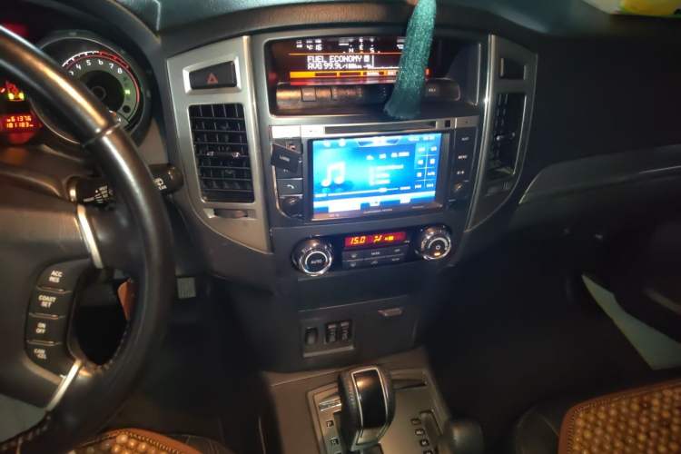 Used Mitsubishi Pajero 2016 3.0L Automatic Luxury Version China V Standard Audio And AC Panel