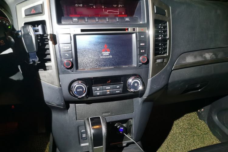 Used Mitsubishi Pajero 2016 3.0L Automatic Prestige Version China IV Standard Audio And AC Panel