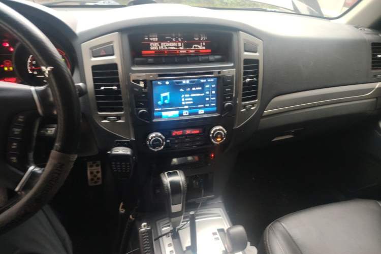 Used Mitsubishi Pajero 2016 3.0L Automatic Prestige Version China IV Standard Audio And AC Panel