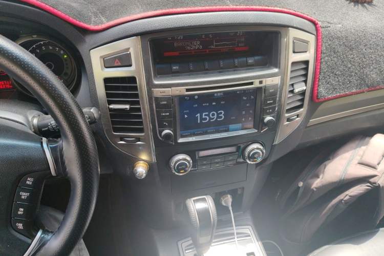 Used Mitsubishi Pajero 2016 3.0L Automatic Standard Version China V Standard Audio And AC Panel