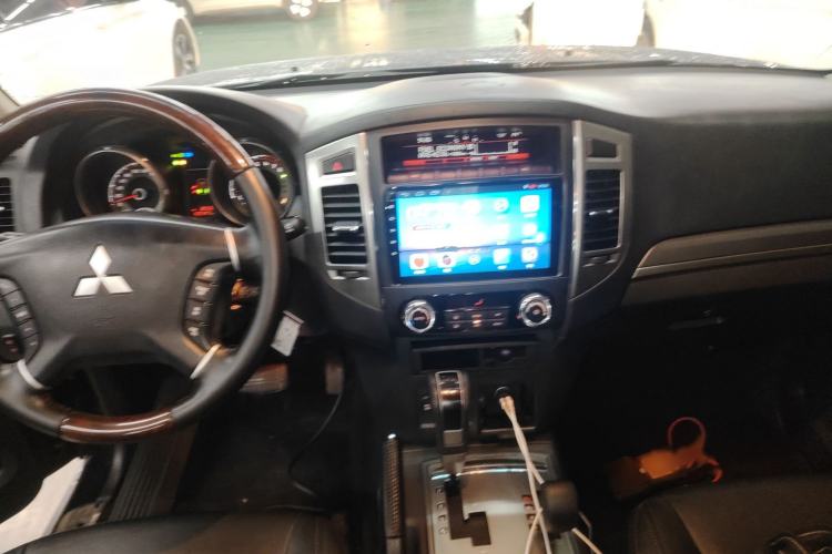Used Mitsubishi Pajero 2016 3.0L Automatic Prestige Version China IV Standard Audio And AC Panel