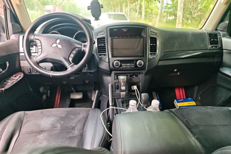 Used Mitsubishi Pajero 2016 3.0L Automatic Standard Version China V Standard Center Console