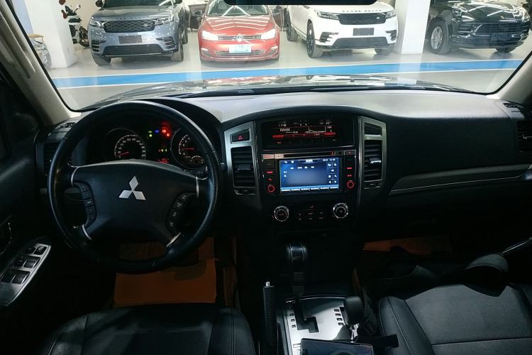 Used Mitsubishi Pajero 2016 3.0L Automatic Luxury Edition China IV Center Console