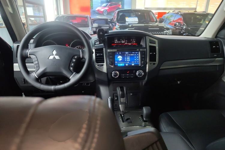Used Mitsubishi Pajero 2016 3.0L Automatic Prestige Version China V Standard Center Console