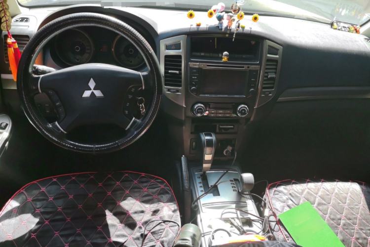 Used Mitsubishi Pajero 2016 3.0L Automatic Standard Version China V Standard Center Console
