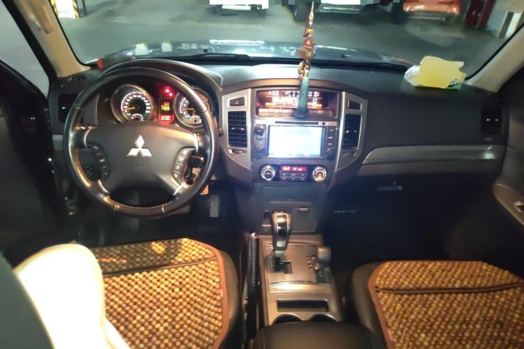 Used Mitsubishi Pajero 2016 3.0L Automatic Luxury Version China V Standard Center Console