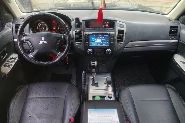 Used Mitsubishi Pajero 2016 3.0L Automatic Luxury Version China V Standard Center Console