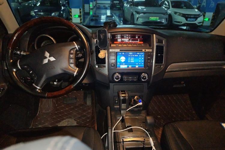Used Mitsubishi Pajero 2016 3.0L Automatic Prestige Version China V Standard Center Console