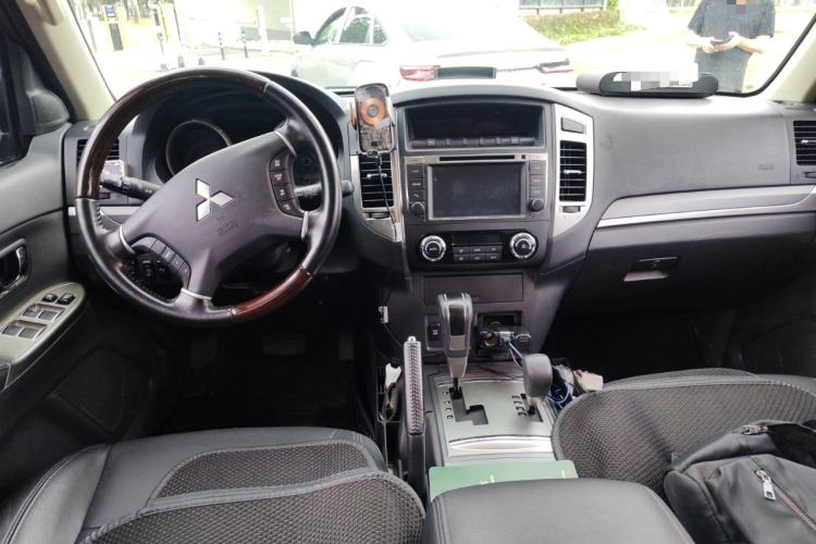 Used Mitsubishi Pajero 2016 3.0L Automatic Prestige Version China V Standard Center Console
