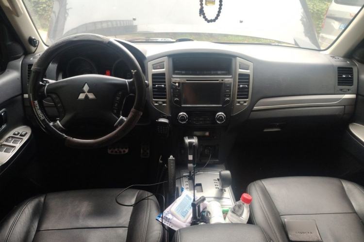 Used Mitsubishi Pajero 2016 3.0L Automatic Prestige Version China IV Standard Center Console