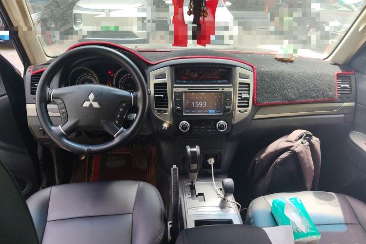 Used Mitsubishi Pajero 2016 3.0L Automatic Standard Version China V Standard Center Console
