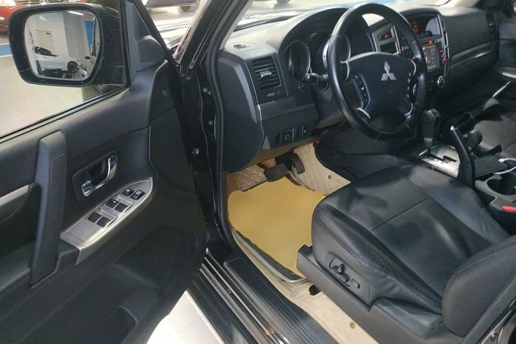 Used Mitsubishi Pajero 2016 3.0L Automatic Luxury Edition China IV Driver Seat