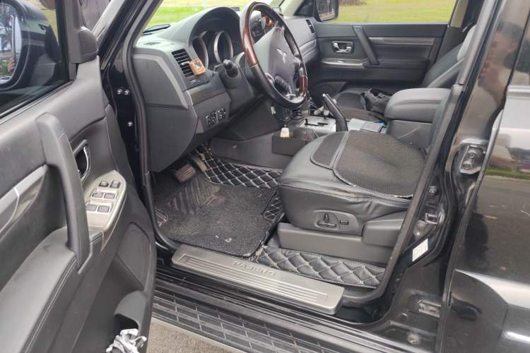 Used Mitsubishi Pajero 2016 3.0L Automatic Prestige Version China V Standard Driver Seat