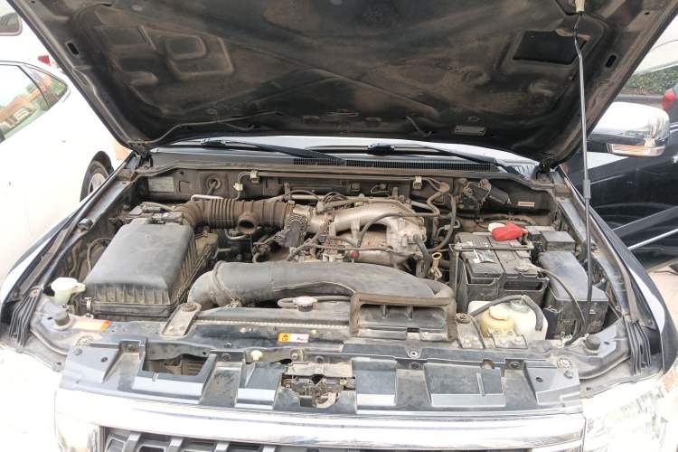 Used Mitsubishi Pajero 2016 3.0L Automatic Prestige Version China IV Standard Engine Bay