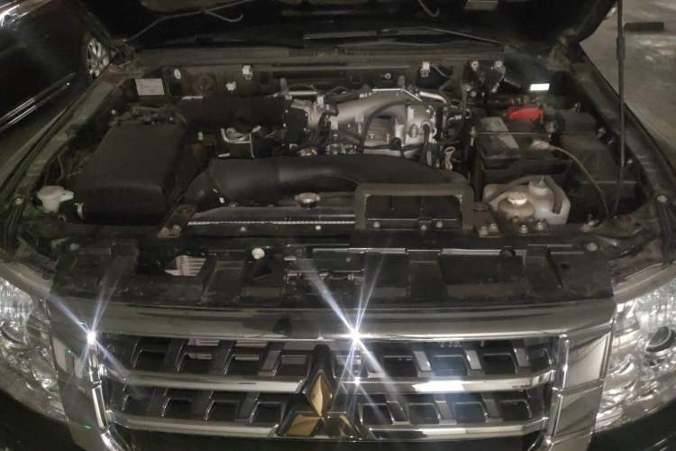 Used Mitsubishi Pajero 2016 3.0L Automatic Prestige Version China V Standard Engine Bay