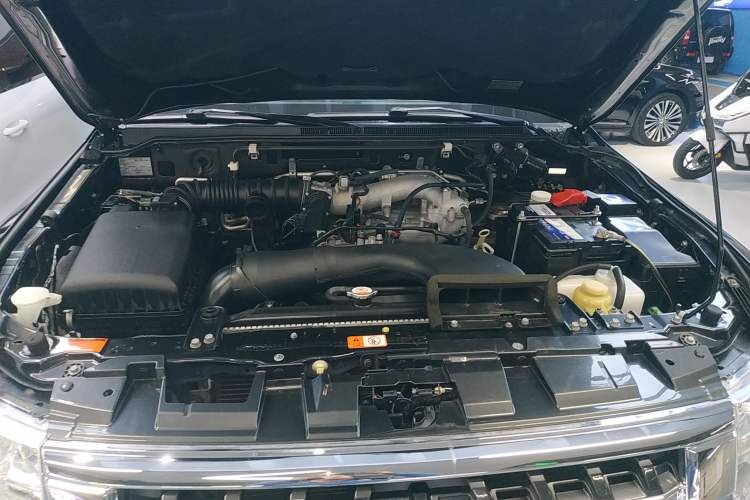 Used Mitsubishi Pajero 2016 3.0L Automatic Luxury Edition China IV Engine Bay