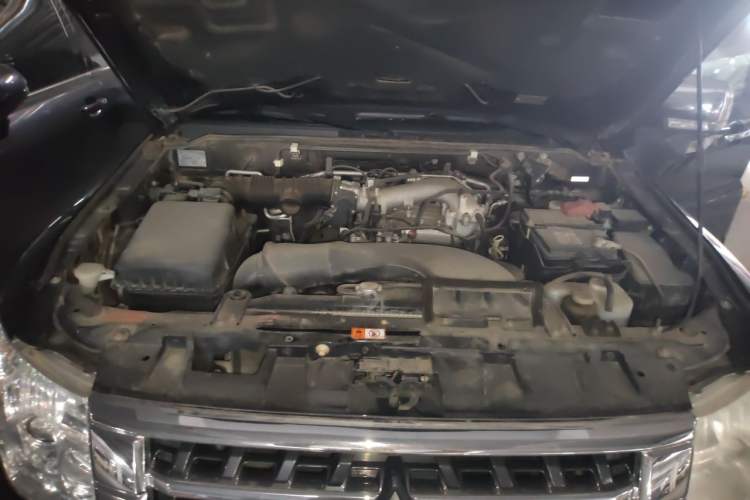 Used Mitsubishi Pajero 2016 3.0L Automatic Luxury Version China V Standard Engine Bay