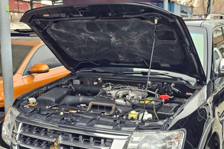 Used Mitsubishi Pajero 2016 3.0L Automatic Prestige Version China V Standard Engine Bay