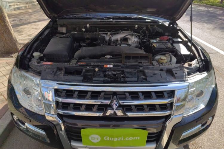 Used Mitsubishi Pajero 2016 3.0L Automatic Luxury Version China V Standard Engine Bay