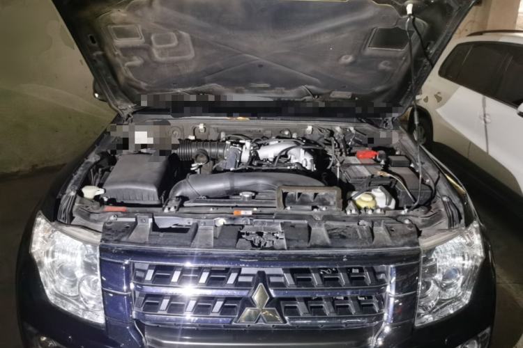 Used Mitsubishi Pajero 2016 3.0L Automatic Prestige Version China IV Standard Engine Bay