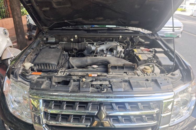 Used Mitsubishi Pajero 2016 3.0L Automatic Prestige Version China V Standard Engine Bay