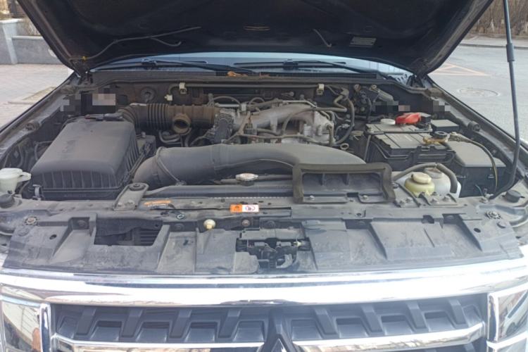Used Mitsubishi Pajero 2016 3.0L Automatic Standard Version China V Standard Engine Bay