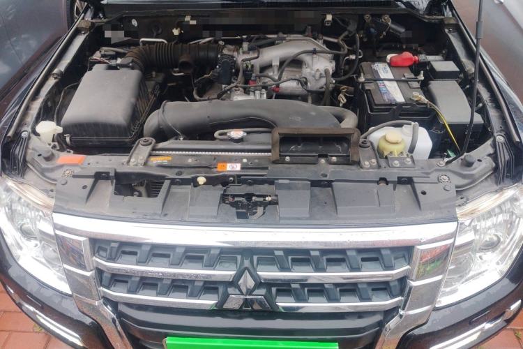 Used Mitsubishi Pajero 2016 3.0L Automatic Standard Version China V Standard Engine Bay