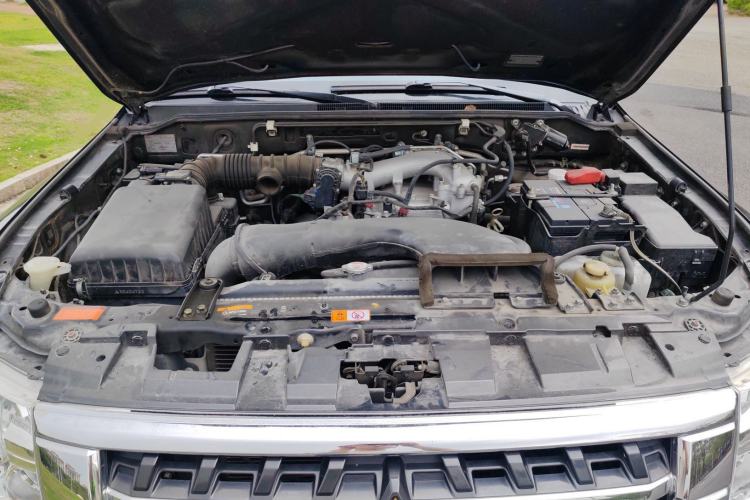 Used Mitsubishi Pajero 2016 3.0L Automatic Prestige Version China V Standard Engine Bay